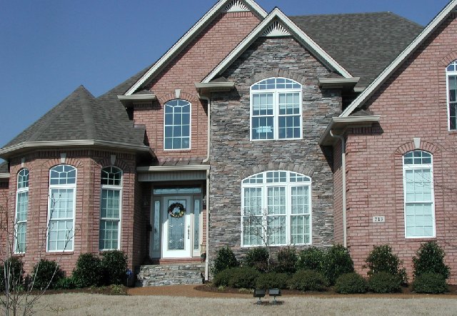 A house with Centurion Kentucky Ledge stone walls